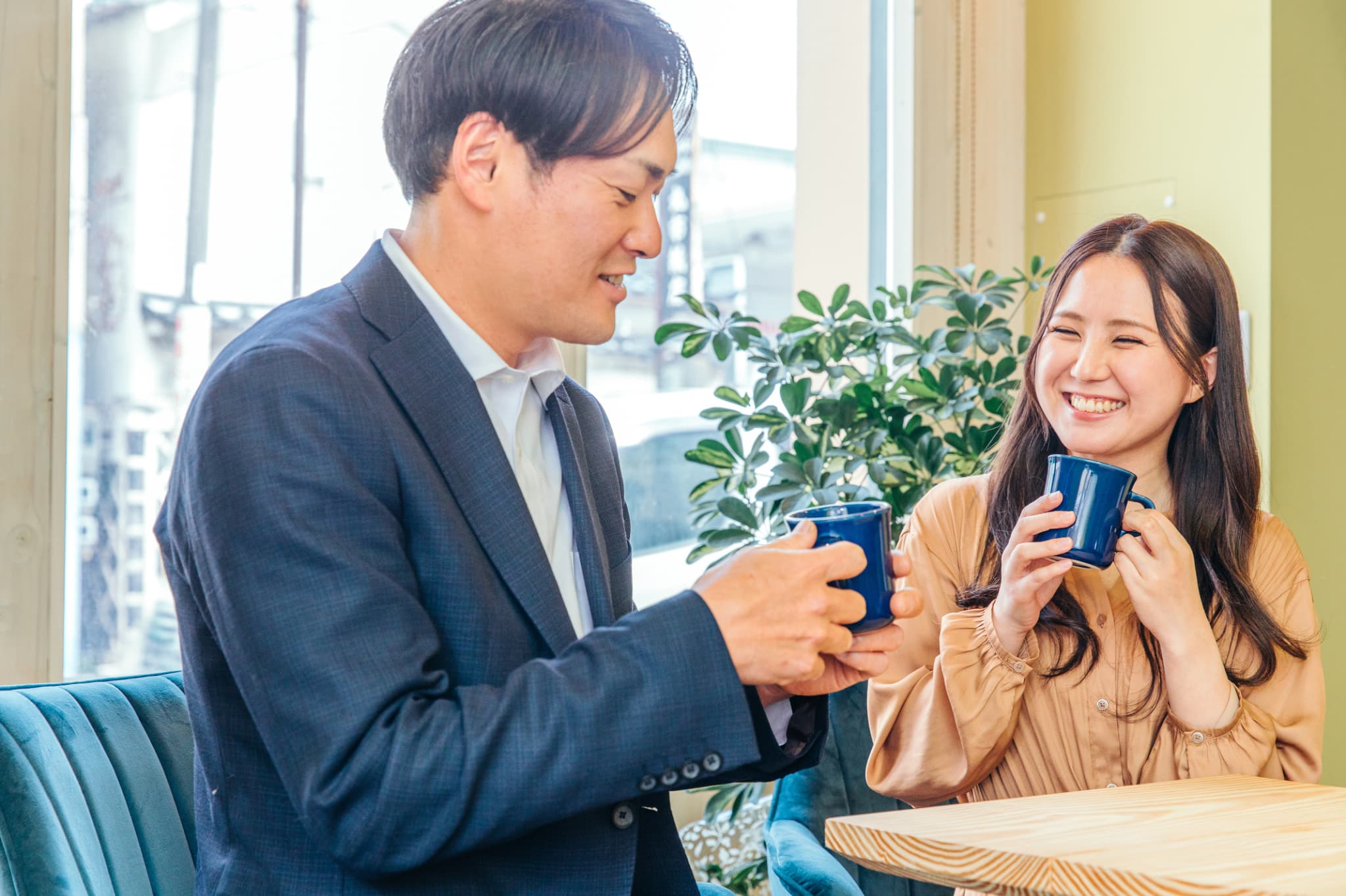 会話を楽しむ男女