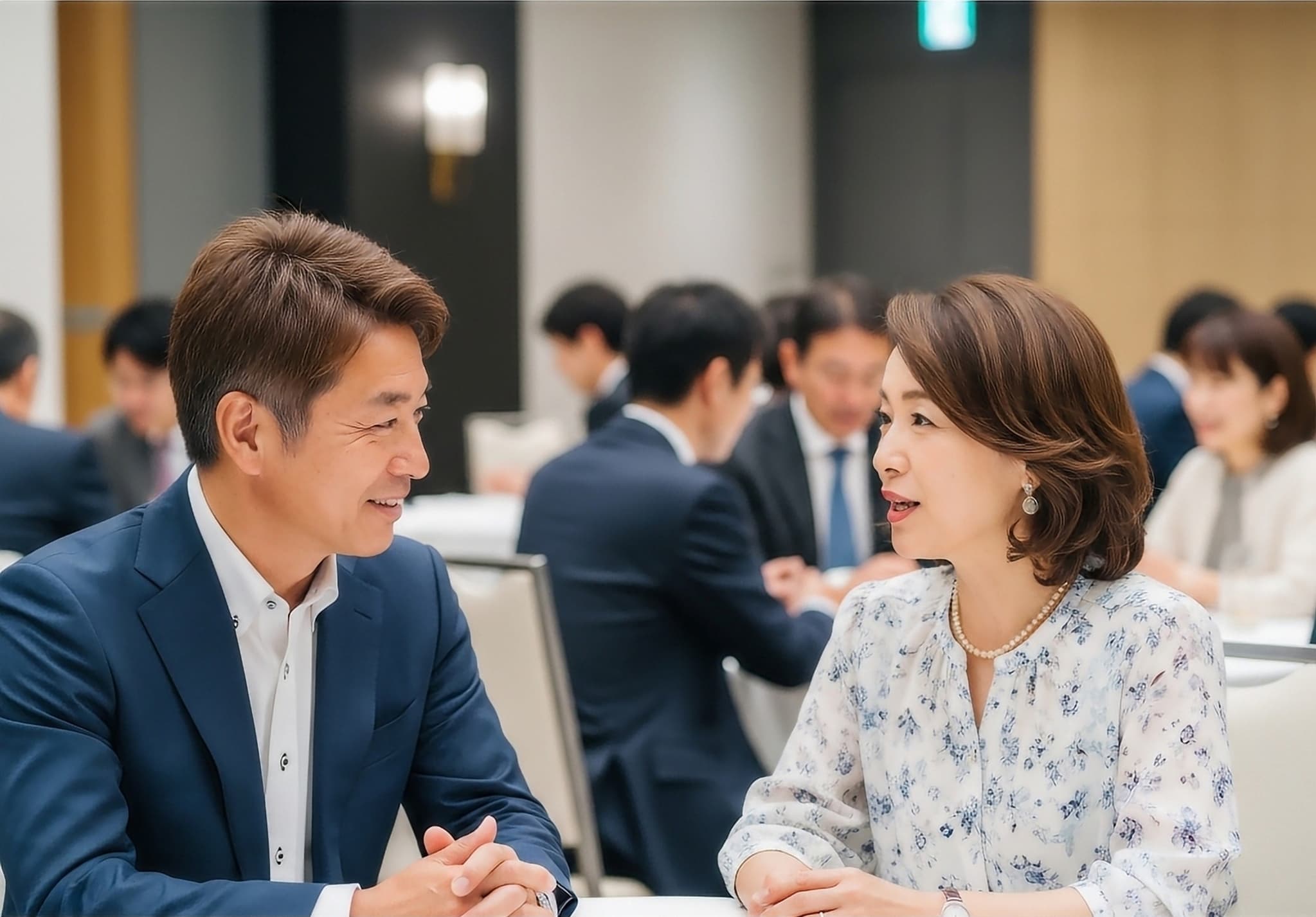 婚活イベントで会話をする男女