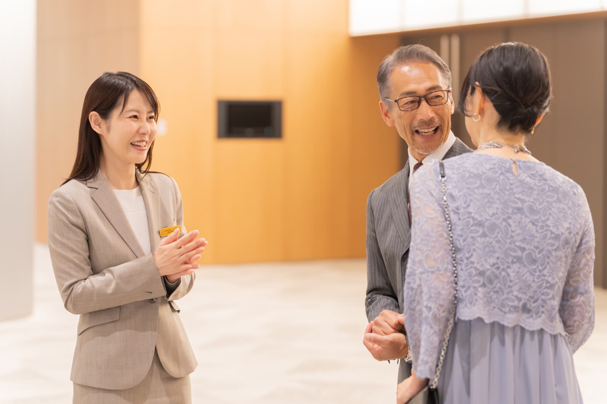 交流会で会話をする男女
