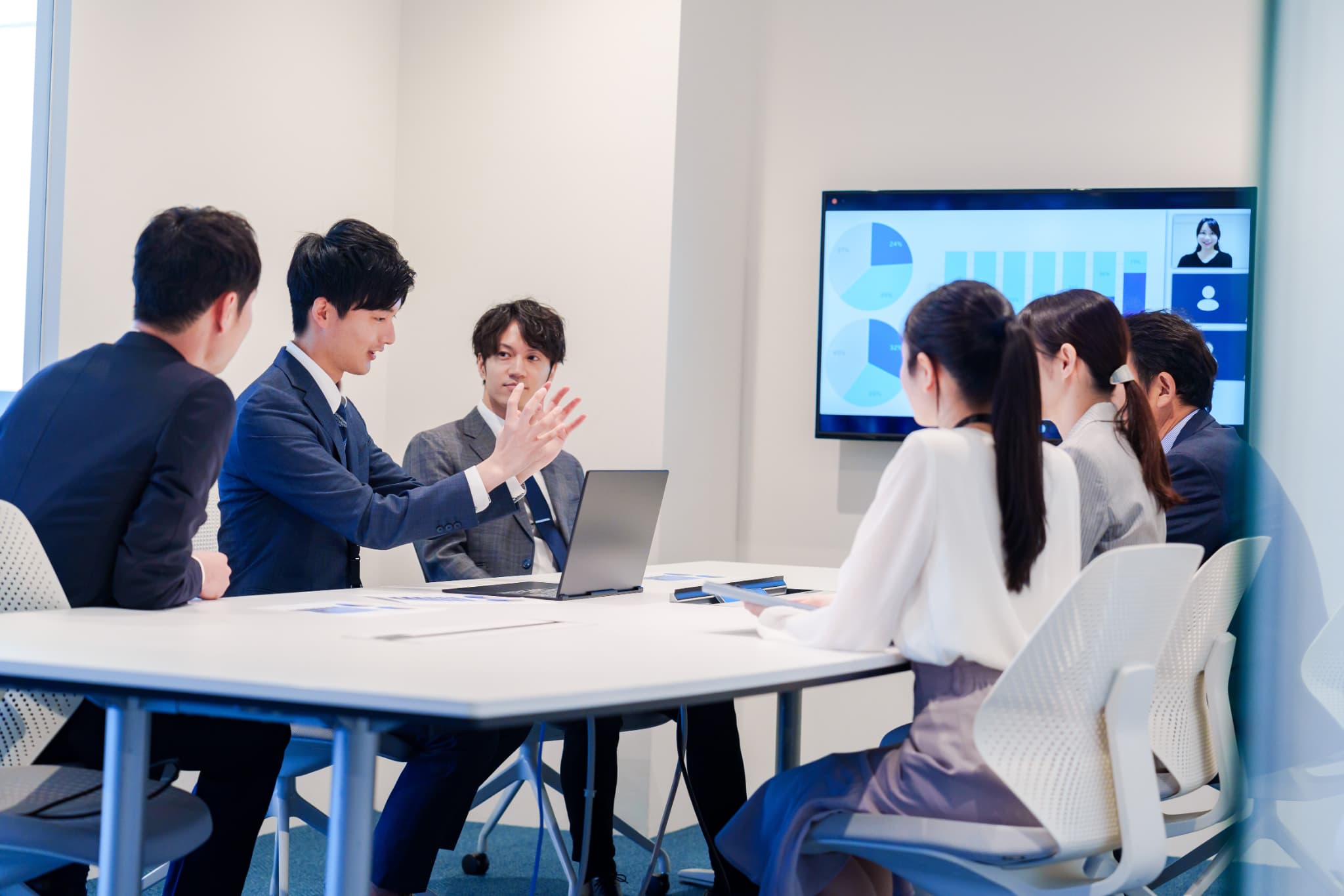 事業について打ち合わせをする様子