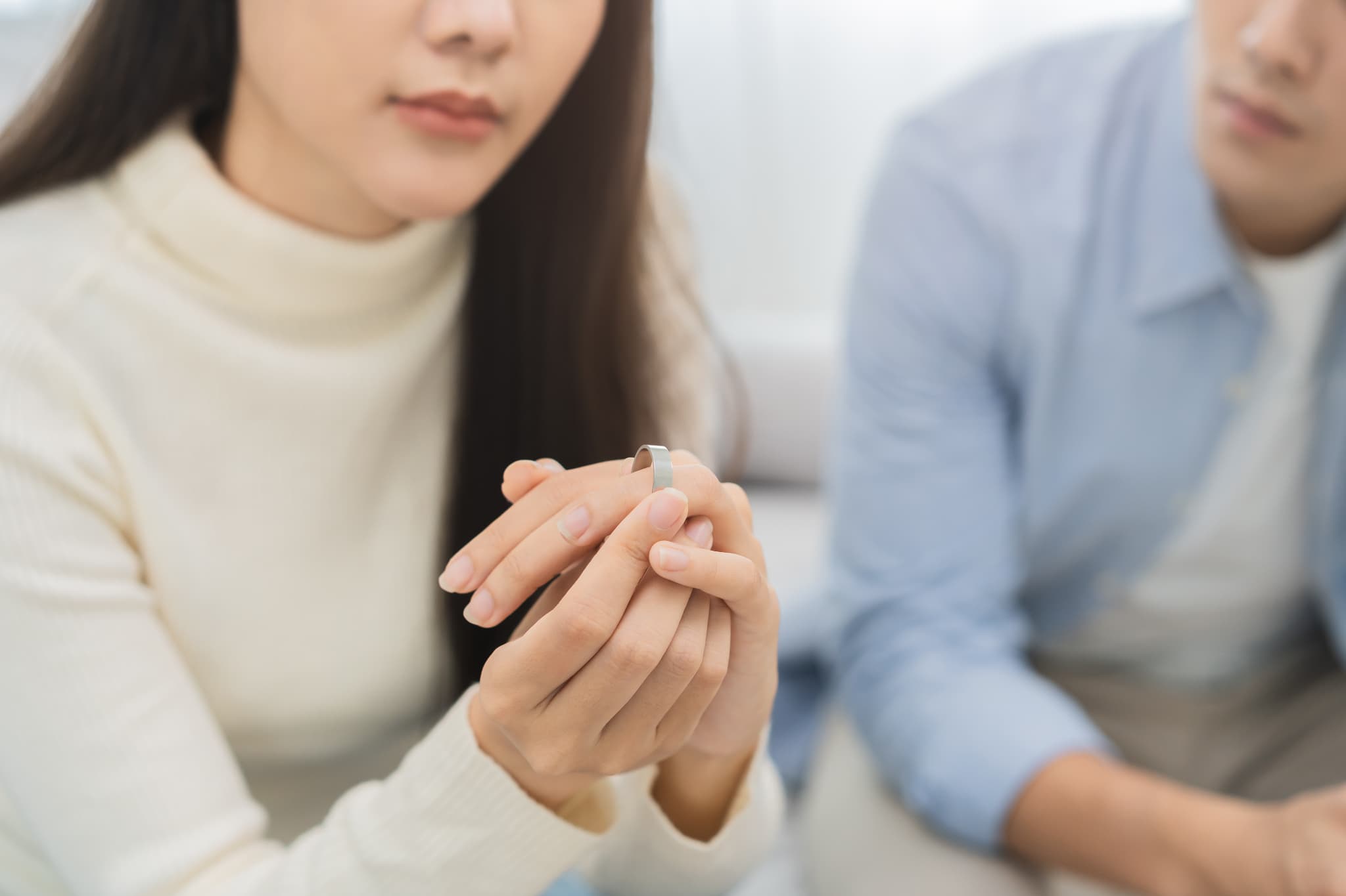 離婚について悩んでいる女性