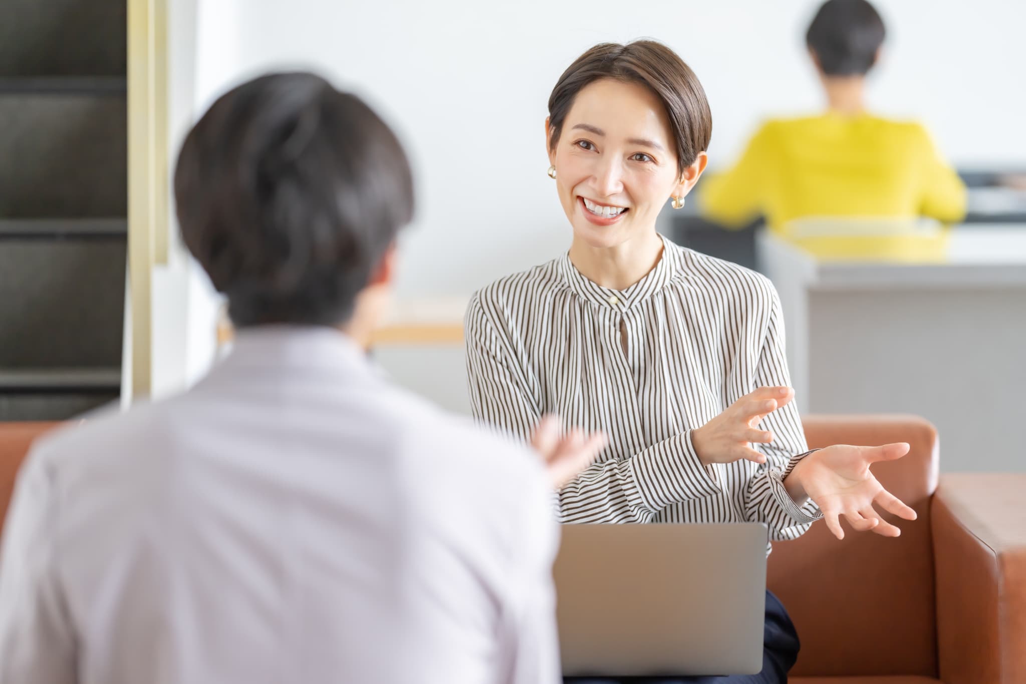 婚活について相談する男性